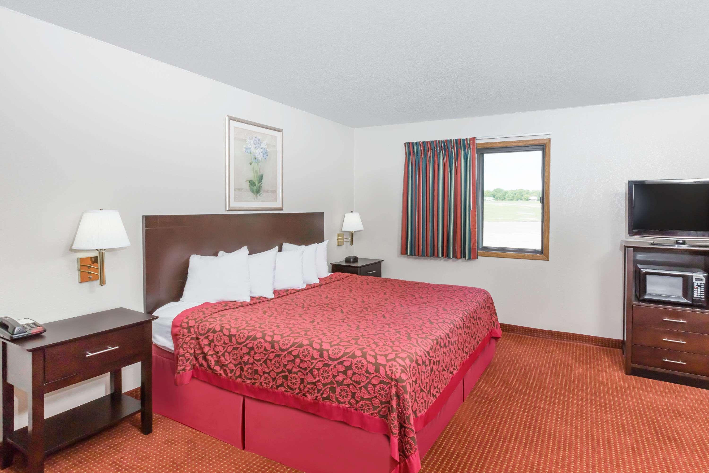 Days Inn & Suites By Wyndham Des Moines Airport Exterior photo