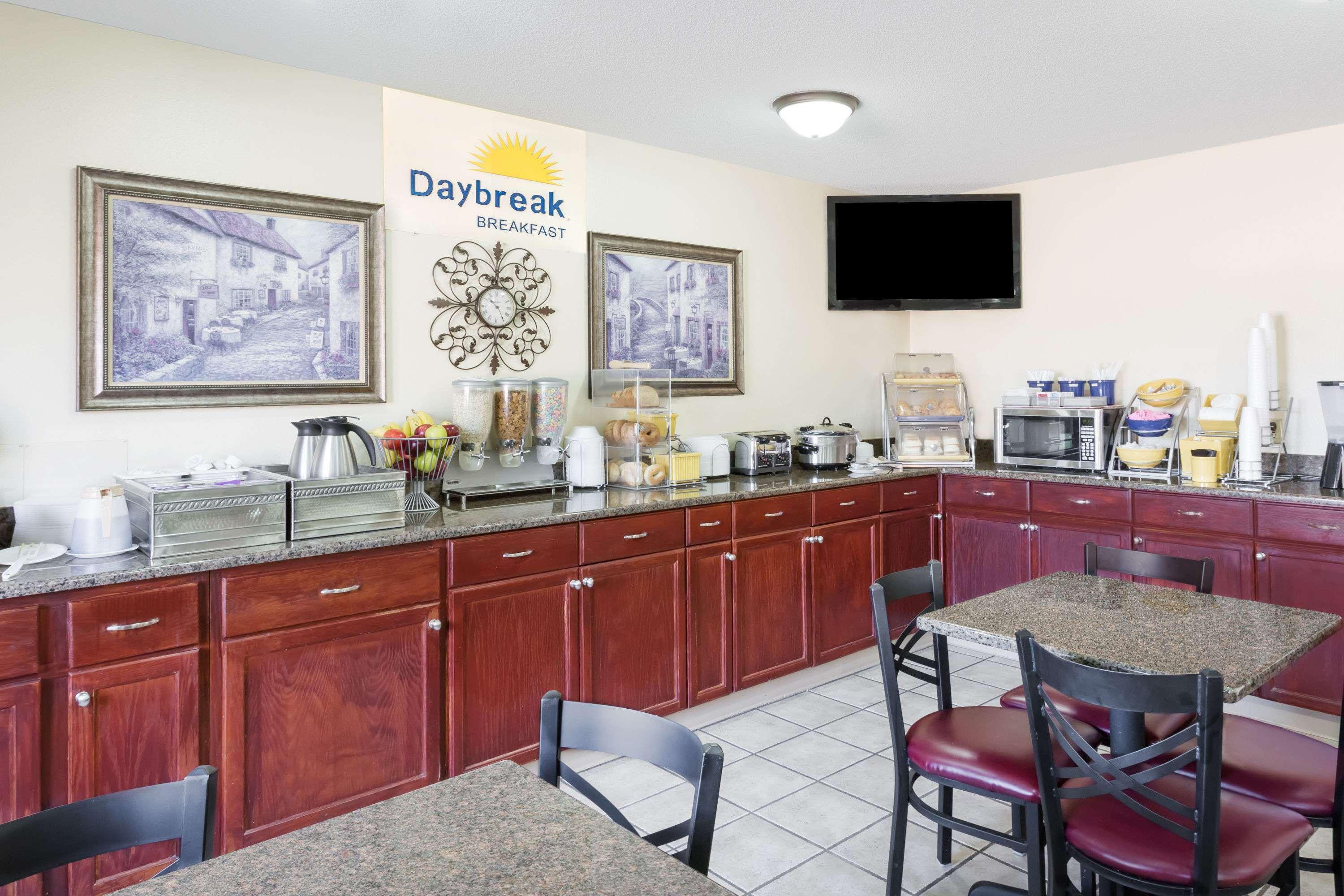 Days Inn & Suites By Wyndham Des Moines Airport Exterior photo