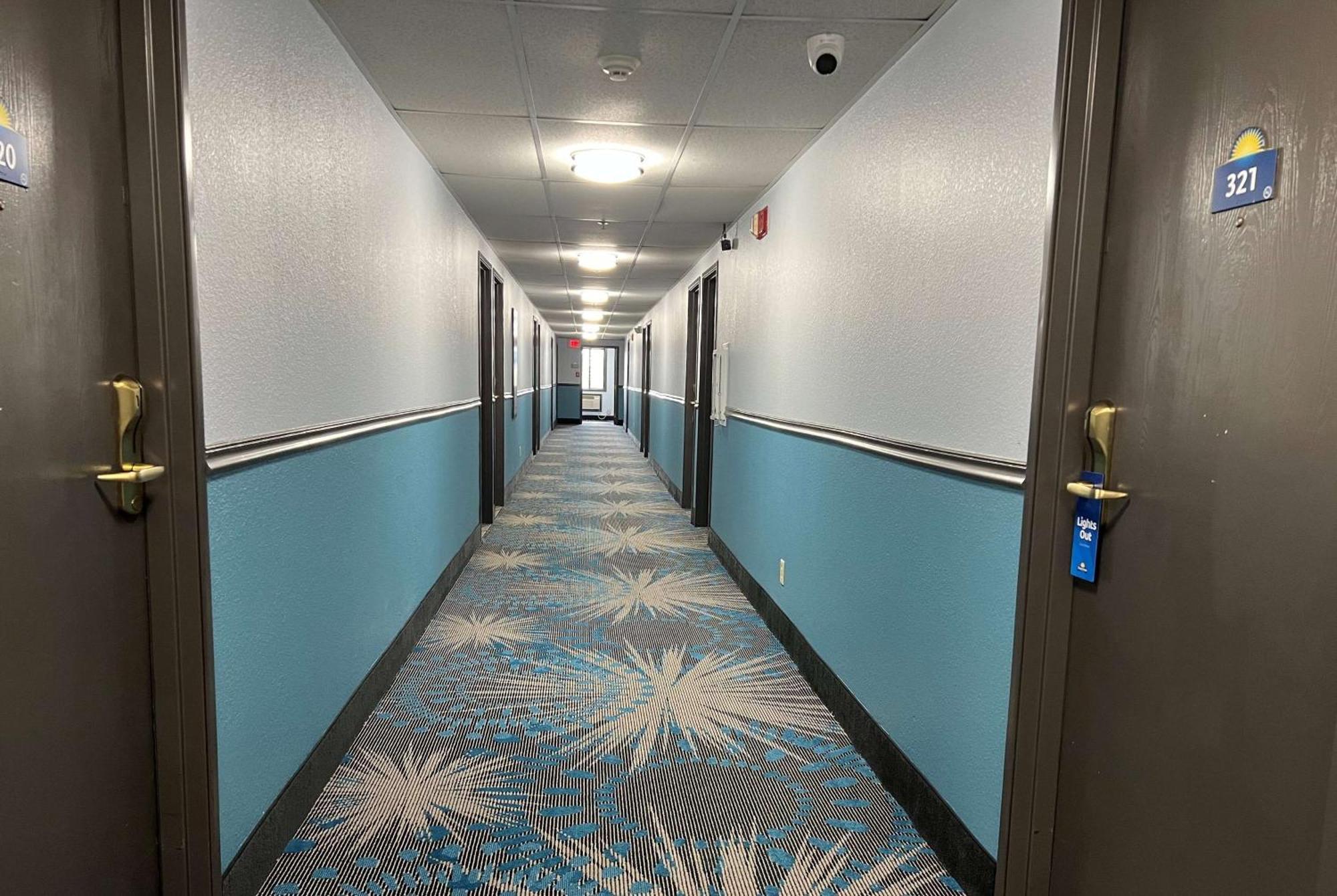 Days Inn & Suites By Wyndham Des Moines Airport Exterior photo