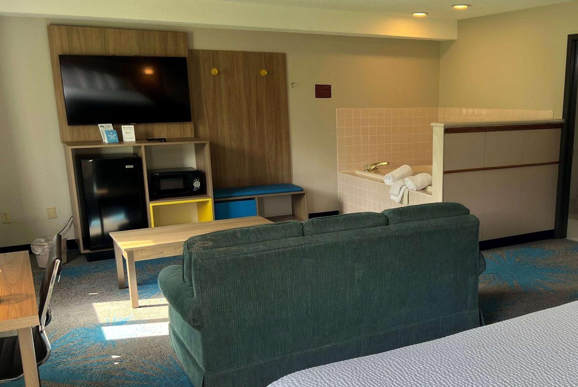 Days Inn & Suites By Wyndham Des Moines Airport Exterior photo
