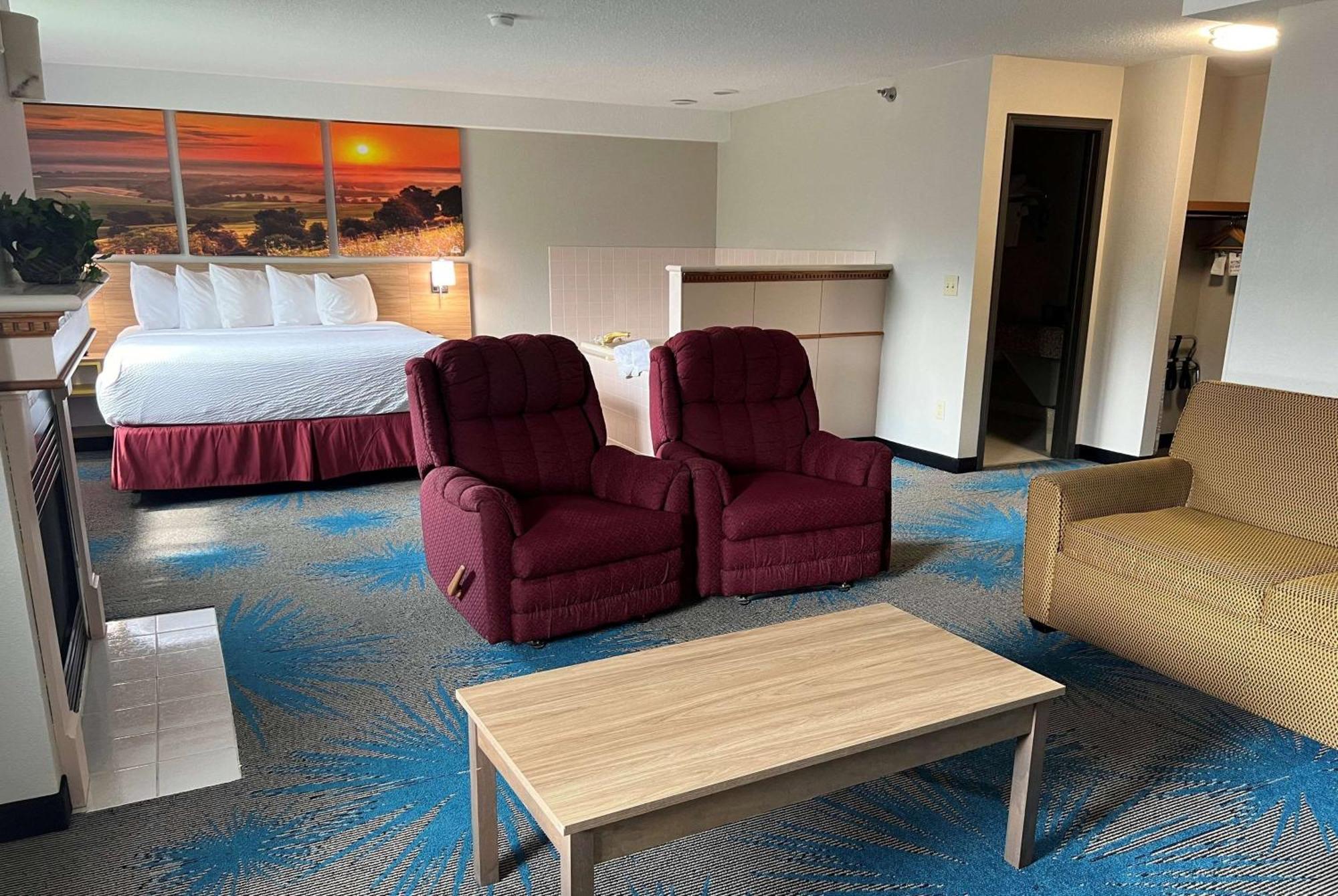 Days Inn & Suites By Wyndham Des Moines Airport Exterior photo