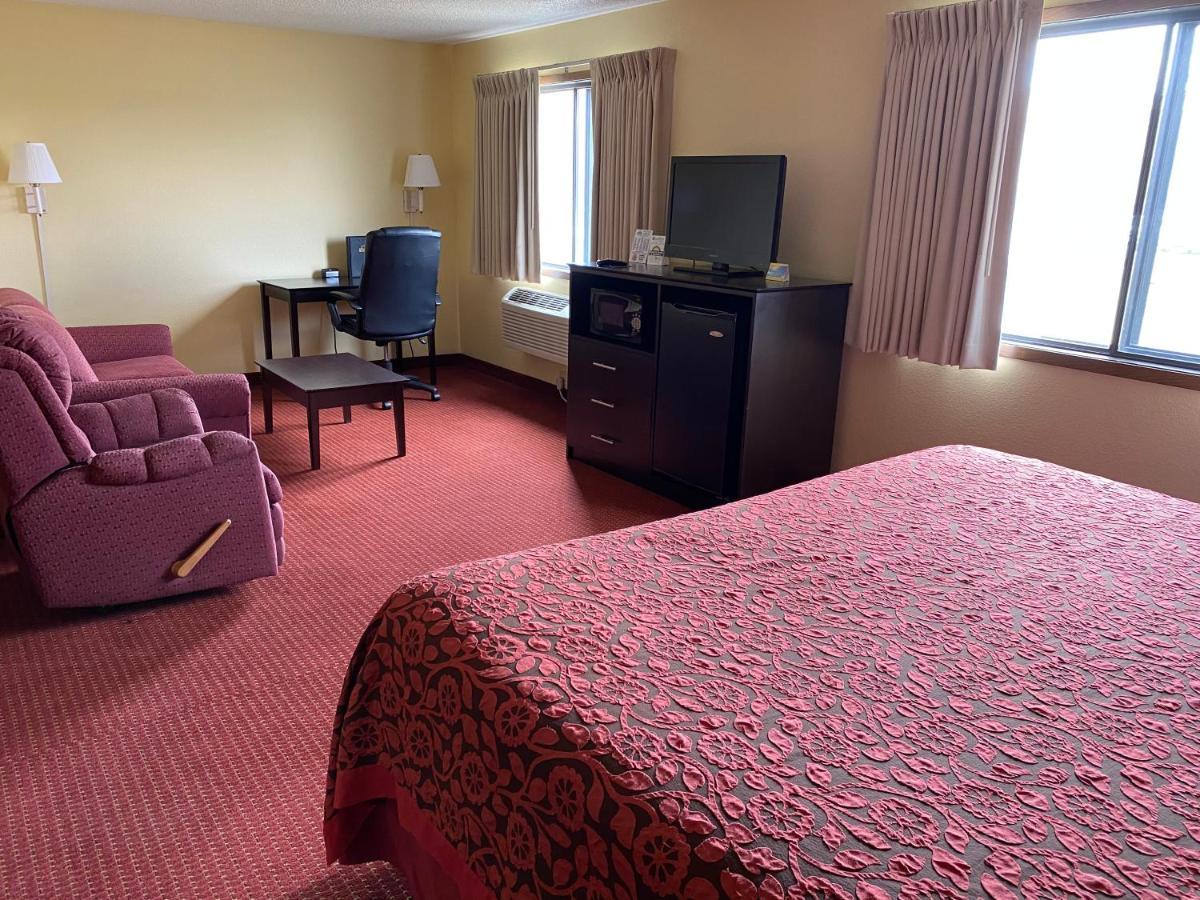 Days Inn & Suites By Wyndham Des Moines Airport Exterior photo