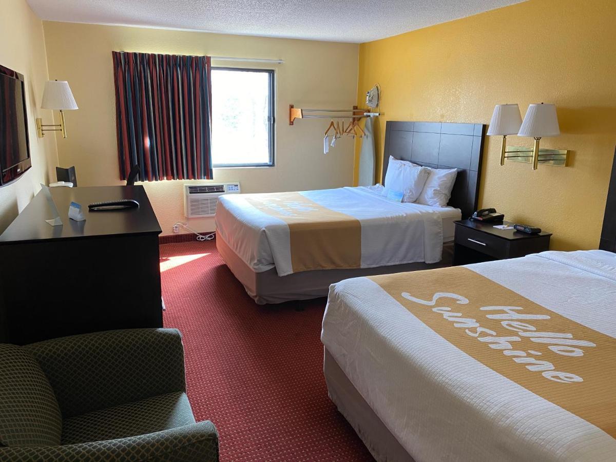 Days Inn & Suites By Wyndham Des Moines Airport Exterior photo